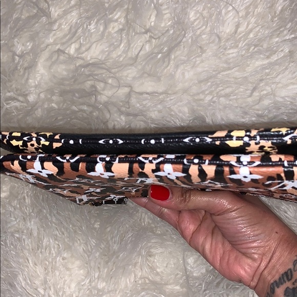 LV Jungle Print Limited Edition Double Zip - Picture 11 of 14